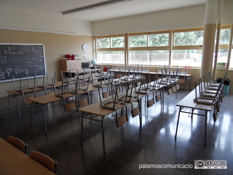 Aula buida d'una escola de Palamós.