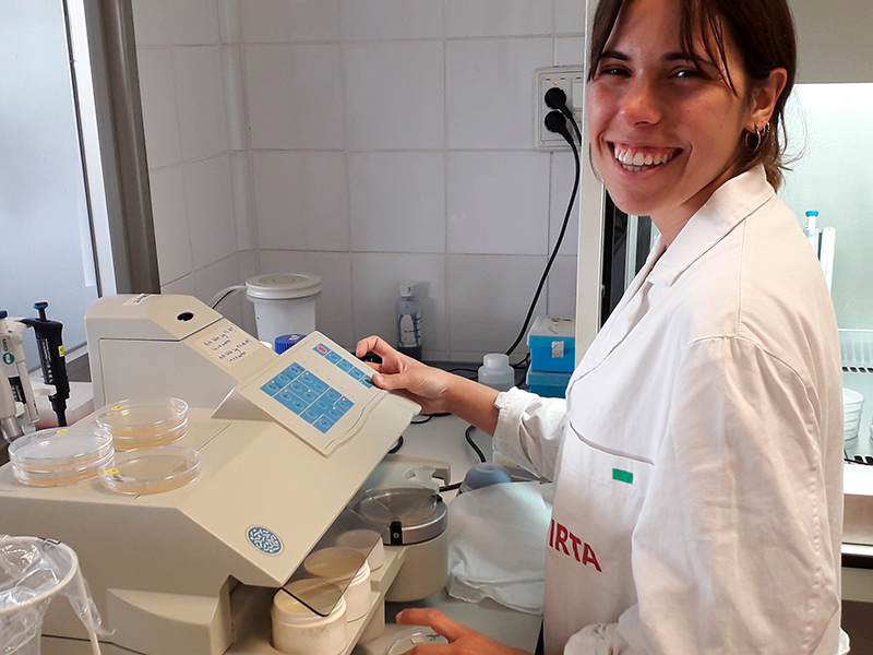 L'autora de l'estudi és Clara Barnés, graduada en Innovació i Seguretat Alimentària per la UdG. (Foto: Universitat de Girona).
