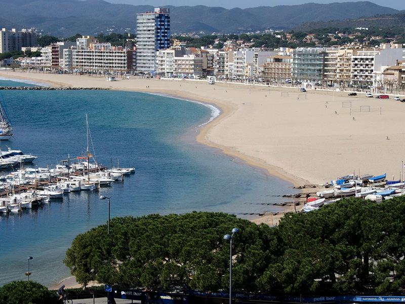 La platja Gran de Palamós compta amb molt d'espai per garantir la distància entre banyistes. (Foto: Olgra Grassot).