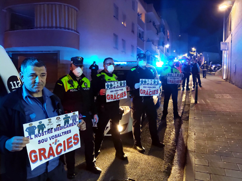 Agraïment dels agents de Policia al personal sanitari, els primers dies de l'estat d'alarma.