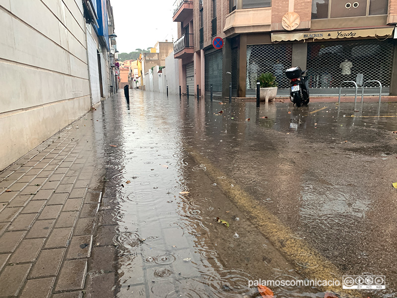 El carrer d'Emili Joan, ahir al vespre inundat d'aigua.