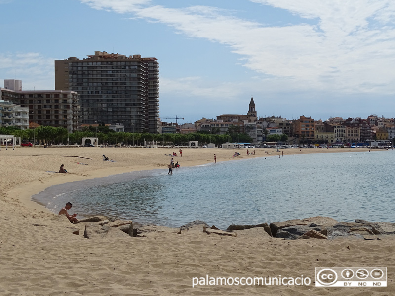 La platja Gran de Palamós va rebre la setmana passada els primers banyistes.