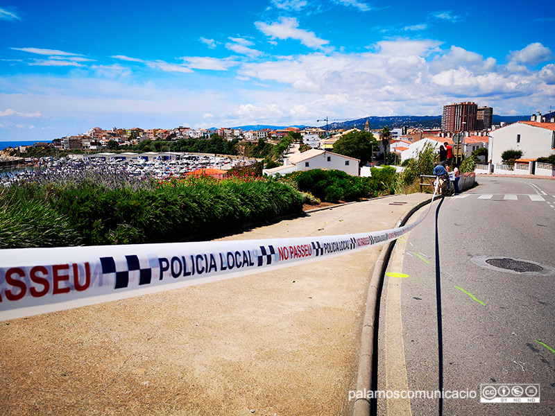 El vehicle va sortir per un punt entre el mirador del Morro del Vedell i una casa que hi ha gairebé a continuació, i es va precipitar pel penyasegat. 