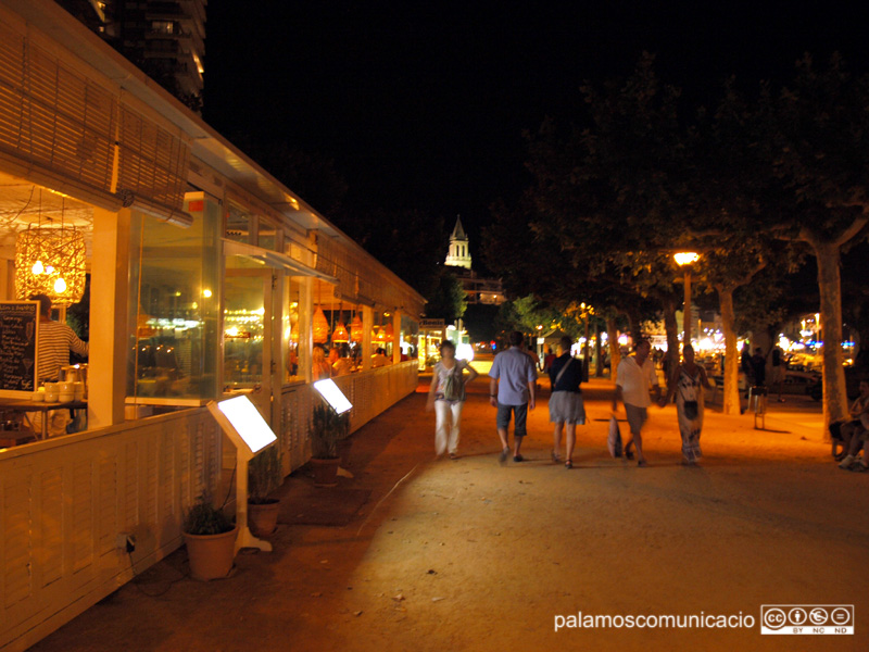 Terrasses d'establiments a la nit, al passeig del Mar.