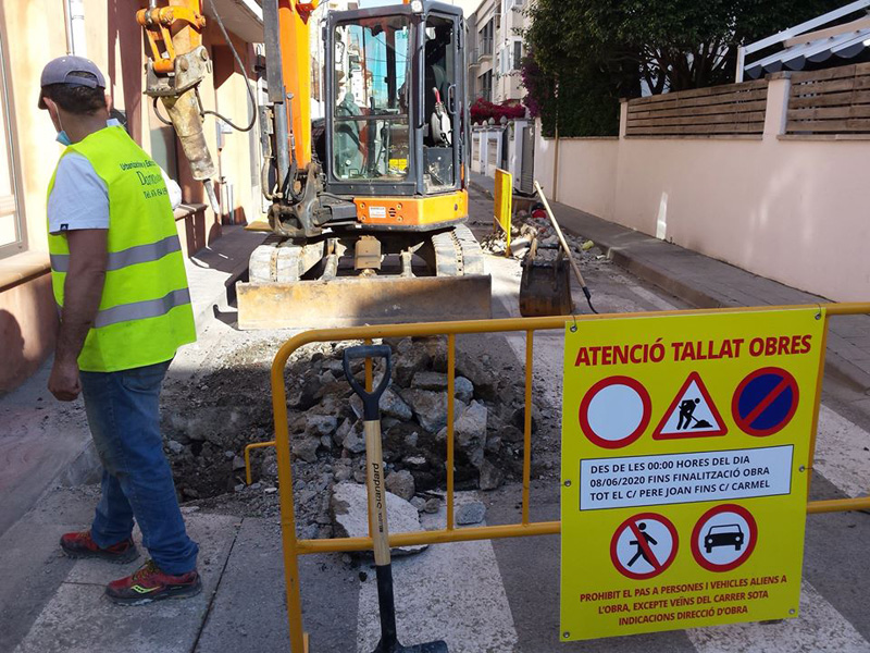 Obres a una de les voreres del carrer de Pere Joan.