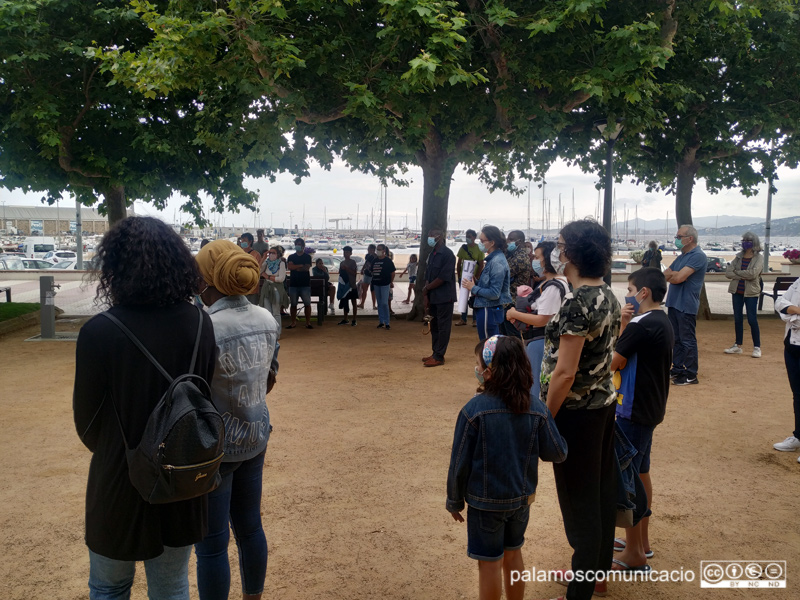 Concentració contra el racisme ahir al passeig del Mar.