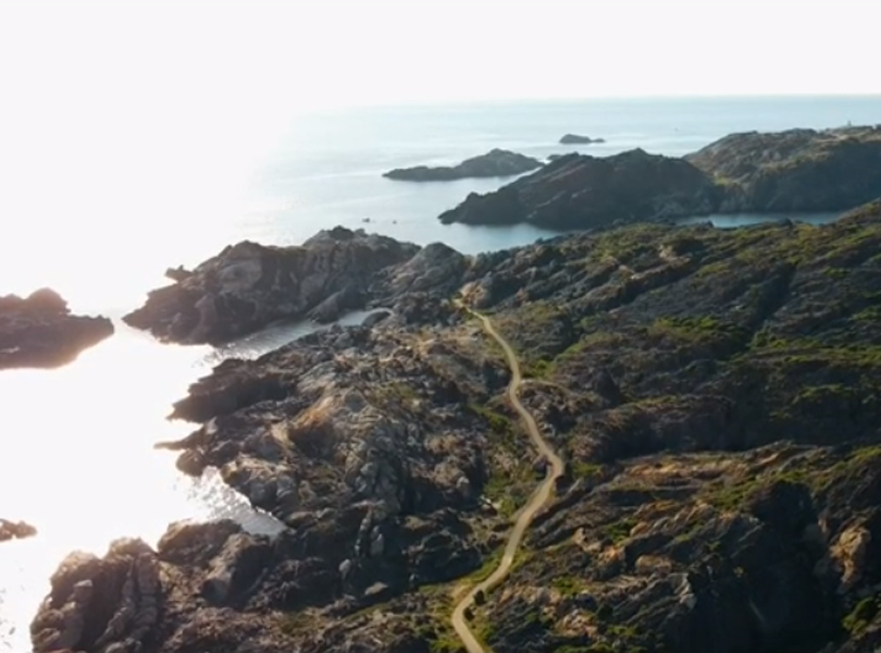 El Cap de Creus, un dels atractius del litoral empordanès, en un fragment del vídeo promocional.