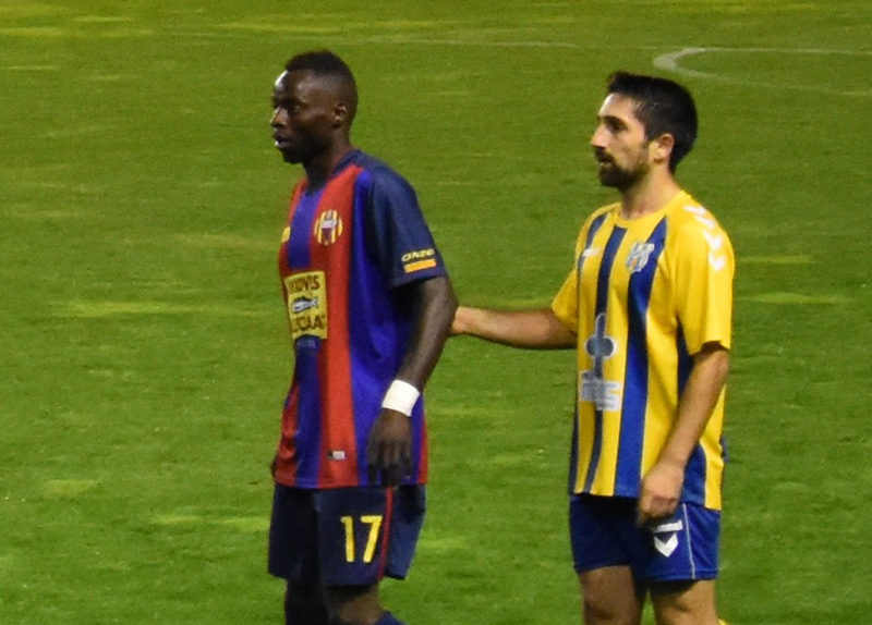 Mussa Fatty, a l'esquerra, en un partit contra el Palamós CF. (Foto: Sergi Cortés).