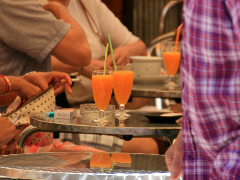 Clients a la terrassa d'un bar de Palamós.