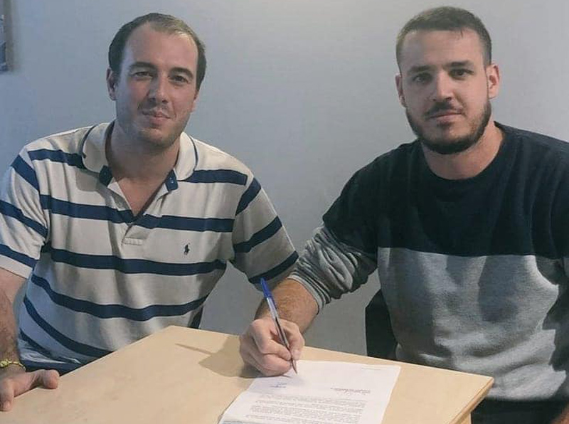 Marc Viadé, a la dreta, nou fitxatge del Palamós per a la propera temporada. (Foto: Palamós CF).