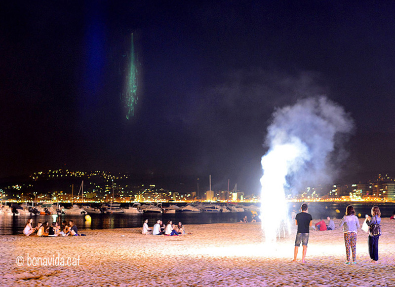 Imatge d'arxiu d'una revetlla de Sant Joan a la platja Gran de Palamós. (Foto: bonavida.cat).