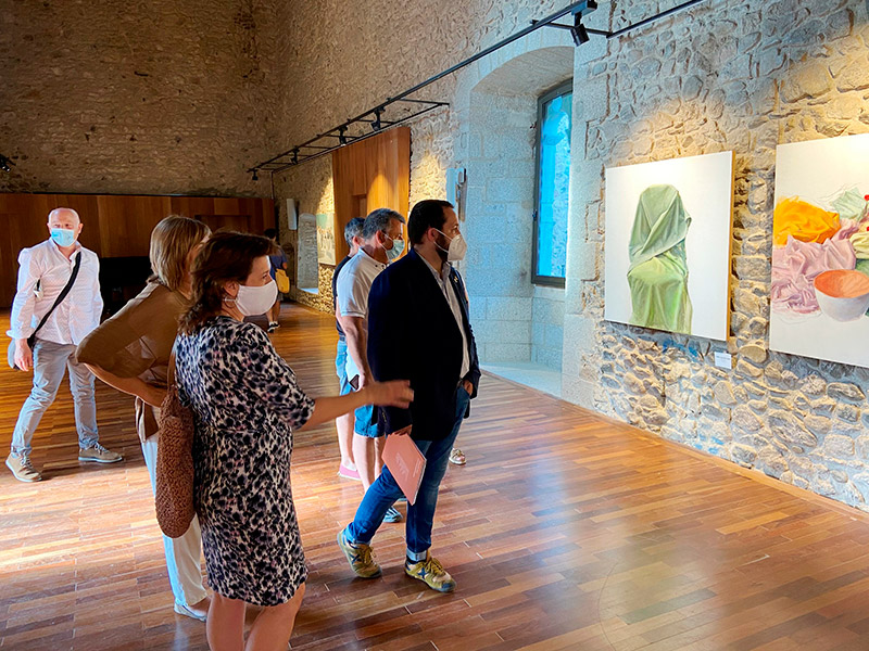 L'alcalde Miquel Bell-lloch visita les exposicions al castell de Calonge. (Foto: Ajuntament de Calonge i Sant Antoni).