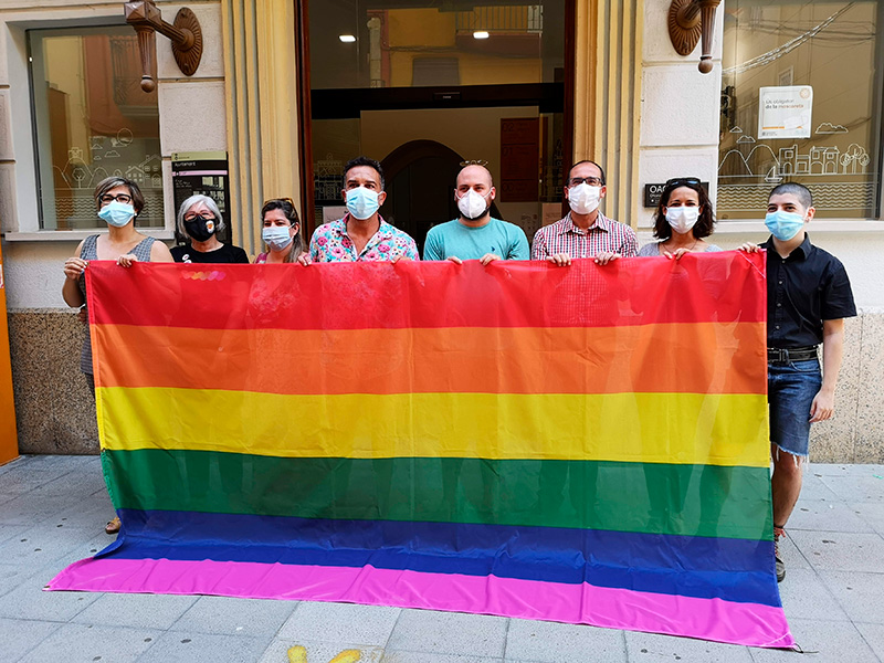 Regidors municipals i representants del col·lectiu LGTBI, abans de penjar la bandera. (Foto: Ajuntament de Palamós).