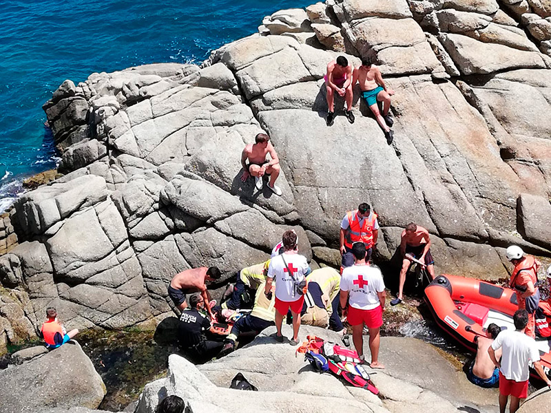 Un moment del rescat del banyista accidentat, avui. (Foto: Ajuntament de Palamós).