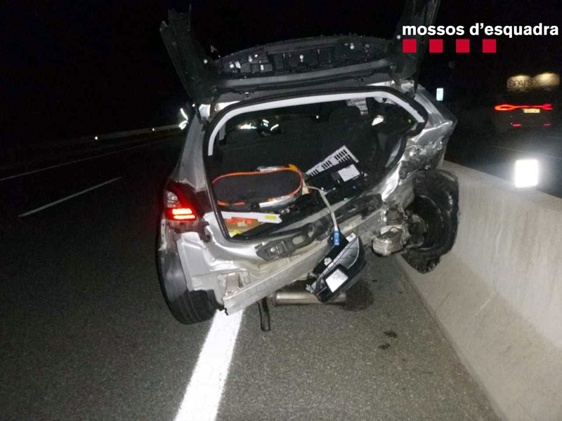 Cotxe sinistrat a la carretera C-31- (Foto: Mossos d'Esquadra).
