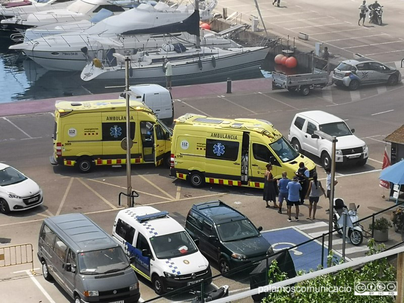Ambulàncies del SEM atenent ahir, al Port Marina, els ferits de l'incendi.