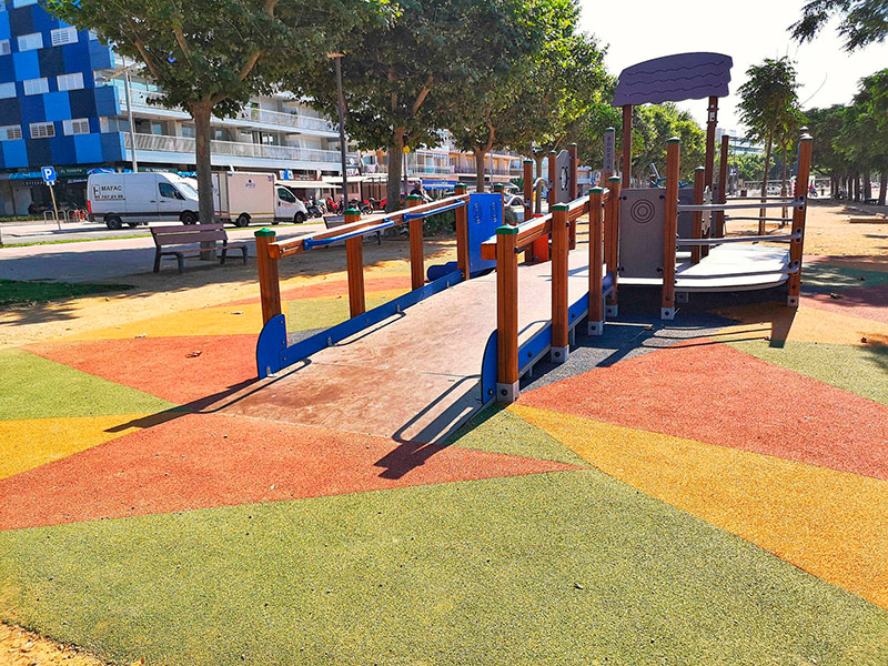 El nou joc s'ha instal·lat a la zona infantil situada a l'inici del passeig del Mar. (Foto: Ajuntament de Palamós).