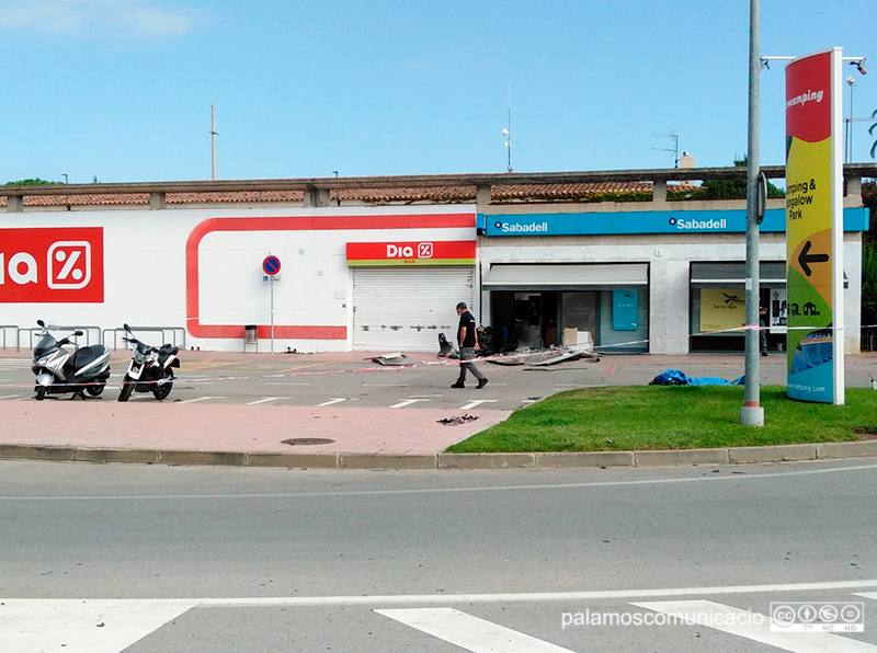 L'explosió ha provocat nombrosos danys a la part frontal del caixer i a elements metàl·lics de la façana.