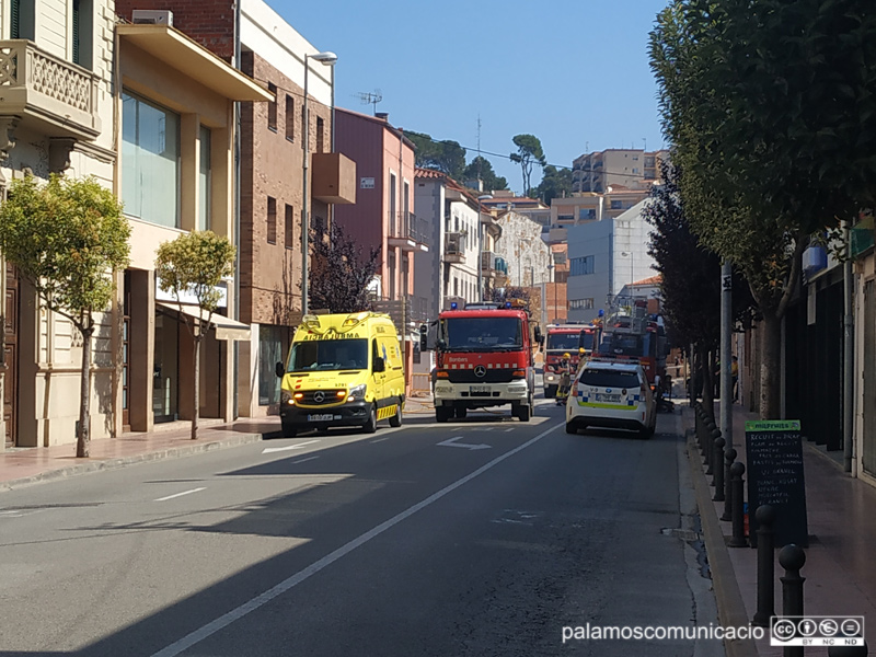Bombers, Policia Local i el Servei d'Emergències Mèdiques han anat al lloc de l'incendi.