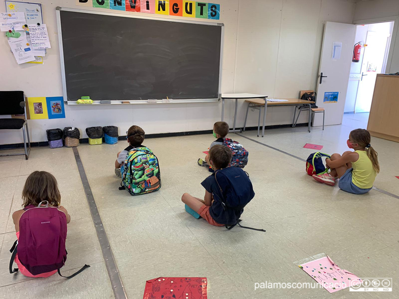 Nens i nenes del casal de Vall-llobrega, amb mascareta i mantenint distància de seguretat.