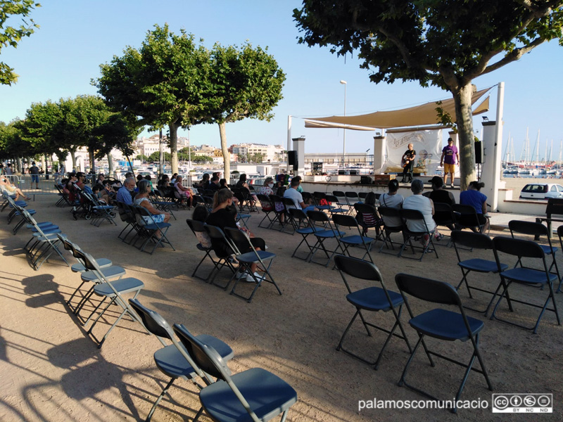 Primer concert del cicle 'Quan el sol es pon', ahir al passeig del Mar.