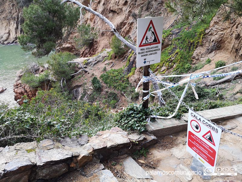 Avisos de prohibició d'accés a la cala