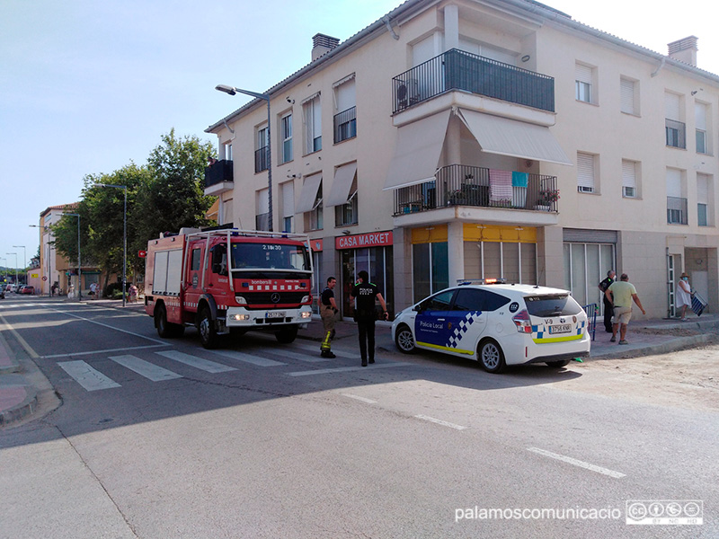 Dotacions d'emergències estacionades al carrer d'Enric Vincke, aquest matí.