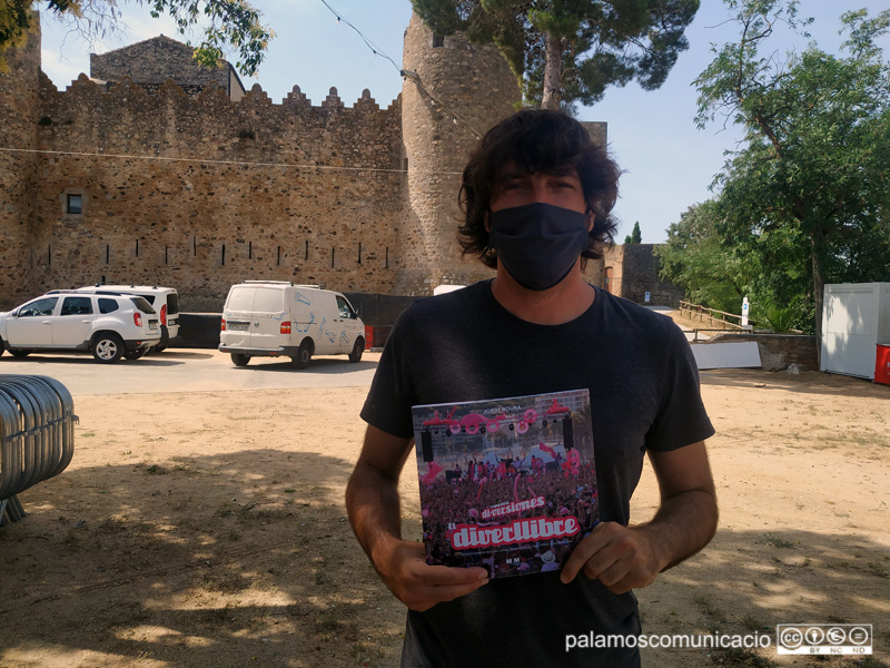 Albert Fort, cantant de Di-versiones, amb el Diverllibre als jardins del Castell de Calonge.