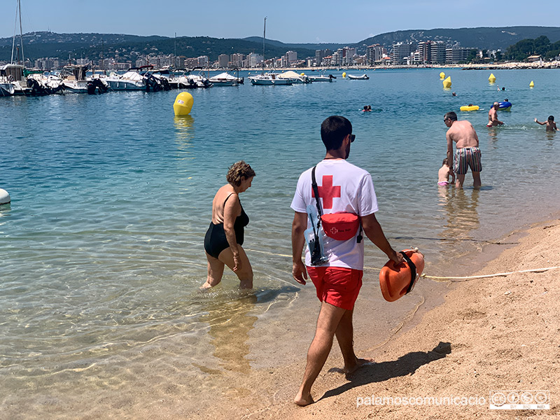 Un socorrista de Creu Roja a la platja de Palamós.