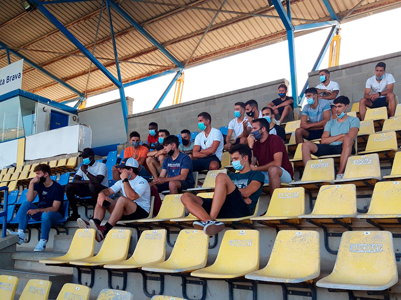 Jugadors del Palamós CF, a la tribuna de l'Estadi.