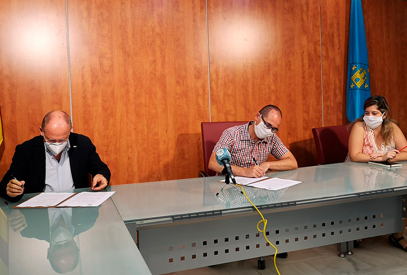Signatura del conveni entre Ajuntament i Consell Comarcal per la incorporació d'un tècnic d'Habitatge. (Foto: Ajuntament de Palamós).