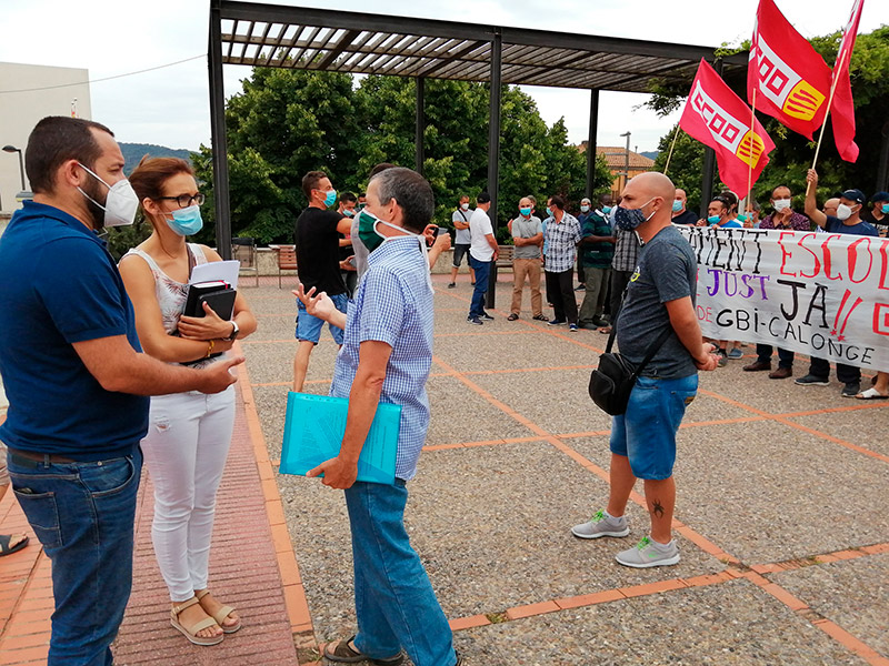  L’alcalde de Calonge i Sant Antoni, Miquel Bell-lloch, i la regidora de Medi Ambient, Elisenda Pérez, parlant amb treballadors del GBI Grup en la con