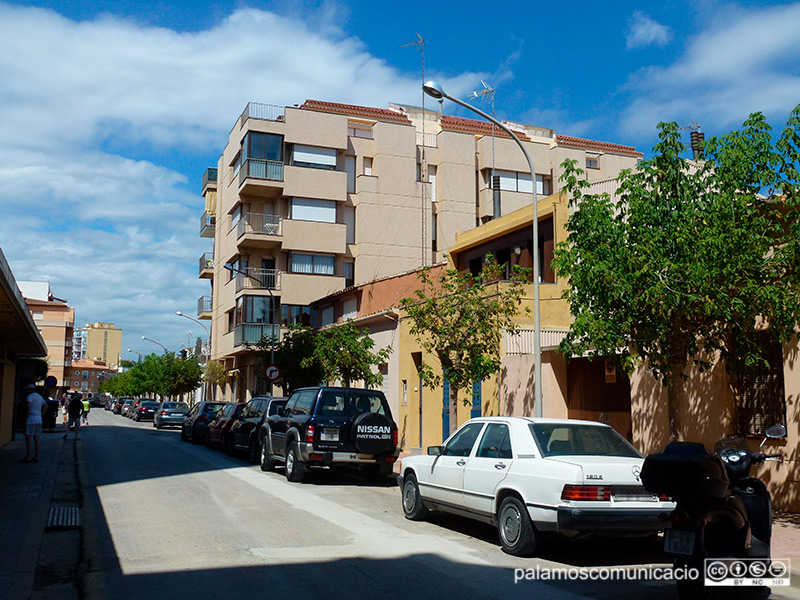 El carrer de la Riera d'Aubi, al barri de la Platja.