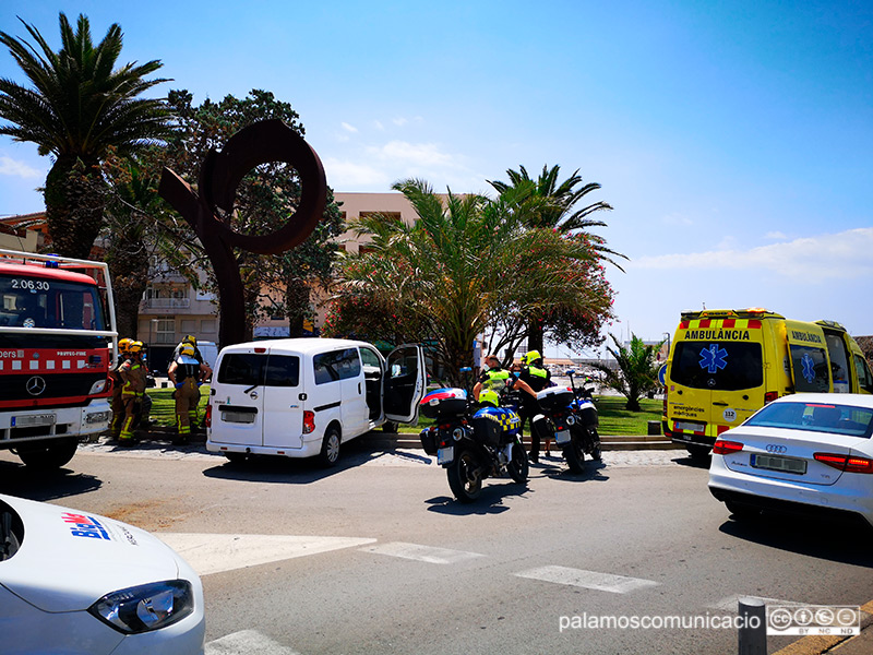 Un dels vehicles accidentats aquest migdia a la zona del port de Palamós.