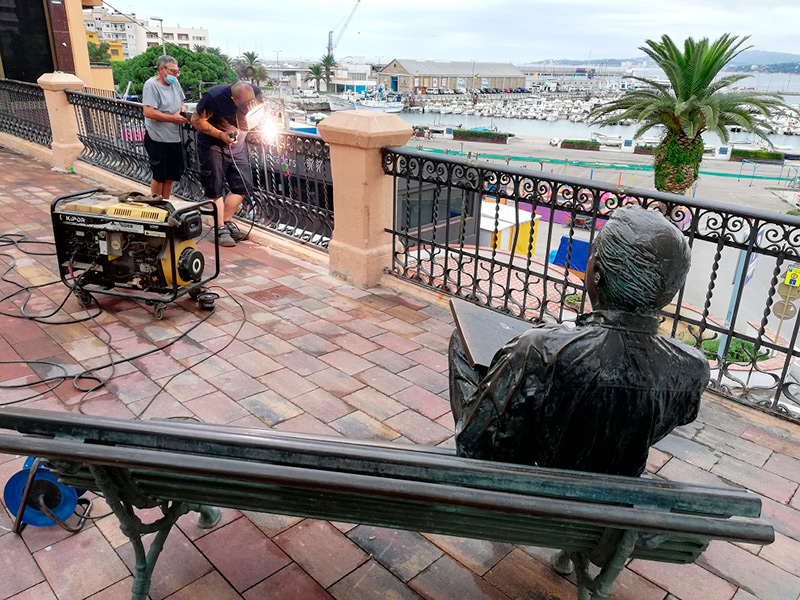 Feines de millora a la barana de la Plaça Murada. (Foto: Ajuntament de Palamós).