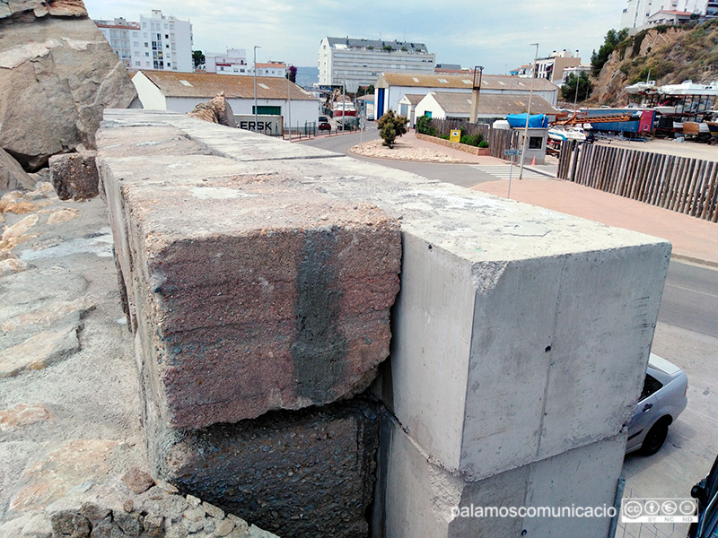 Blocs de formigó a l'escullera que protegeix el vial del Port de Palamós.