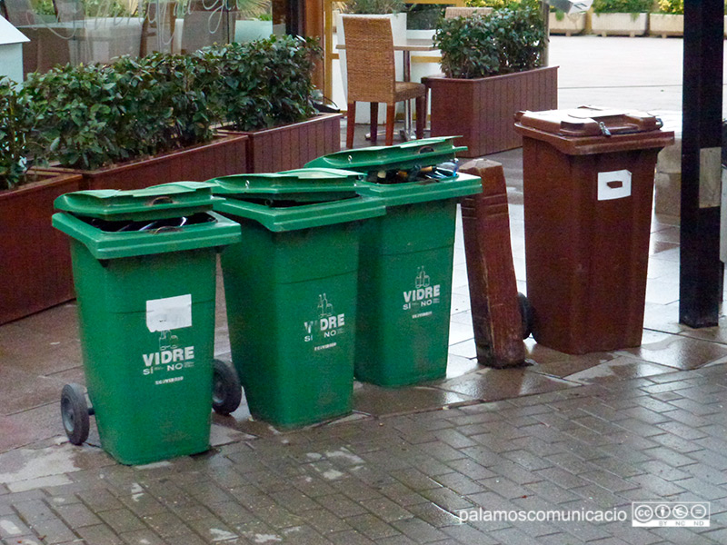 Contenidors de reciclatge a la porta d'un establiment de Palamós.