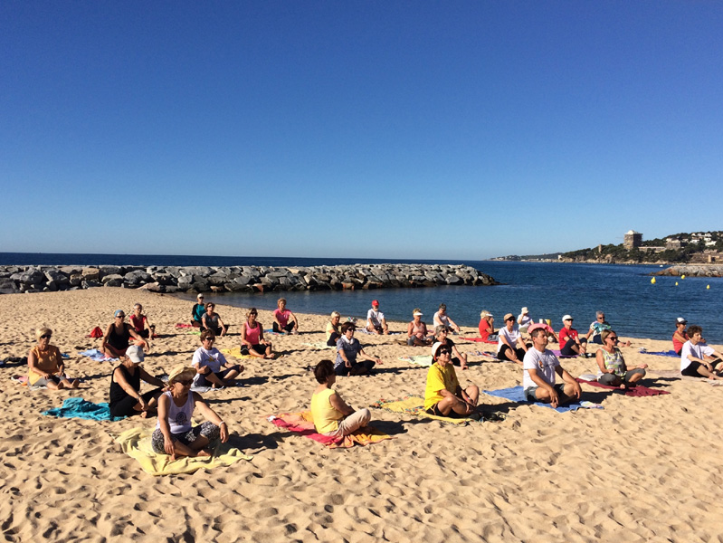 Imatge d'arxiu d'una sessió de gimnàstica a la Platja de Sant Antoni. (Foto: Ajuntament de Calonge i Sant Antoni).