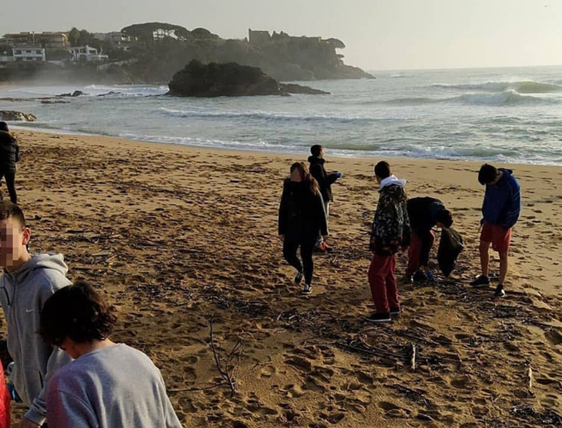 Alumnes de l'escola Vedruna fent plogging per netejar les platges després del temporal Glòria. (Foto: Escola Vedruna Palamós).