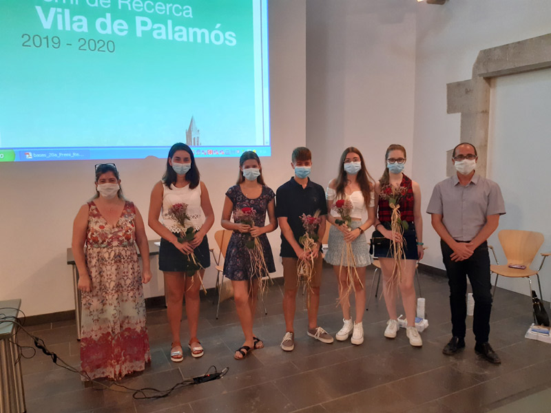 Els cinc estudiants autors dels treballs, amb la regidora Maria Puig i l'alcalde Lluís Puig. (Foto: Ajuntament de Palamós).