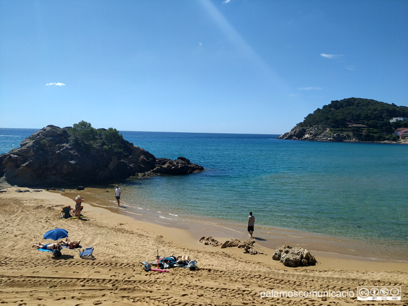 La platja de la Fosca, amb banyistes a primera hora del matí.