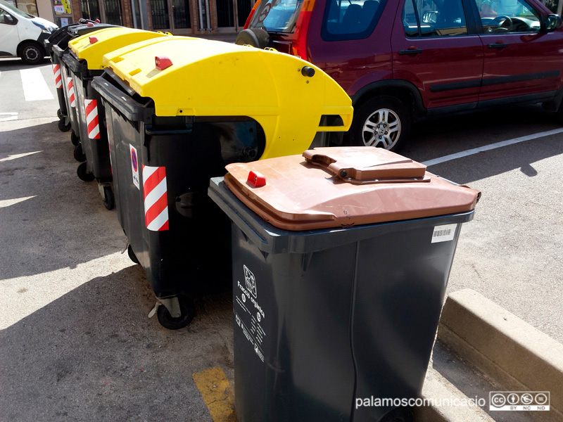 Contenidors d'escombraries en un carrer de Palamós.