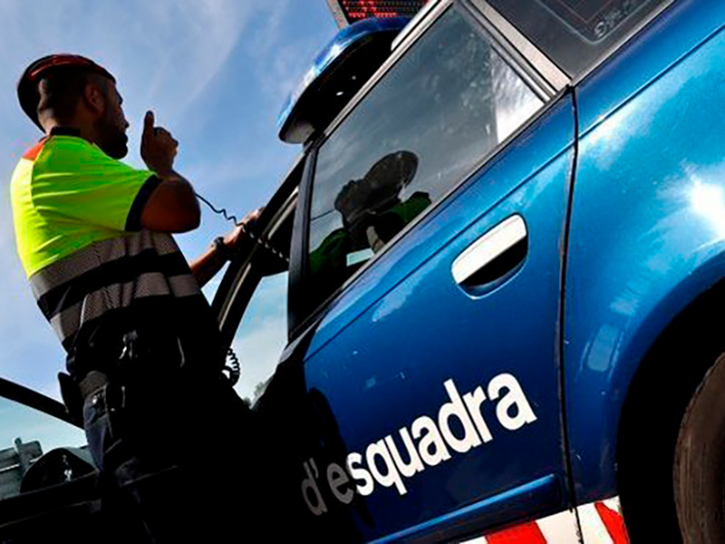 Un agent dels Mossos d'Esquadra en un control policial. (Foto: Mossos d'Esquadra).