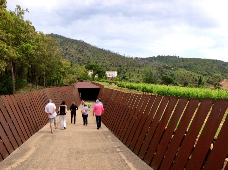 Les bodegues Bruguerol a la Vall de Bell-lloc. (Foto: Lluís Tolosa).