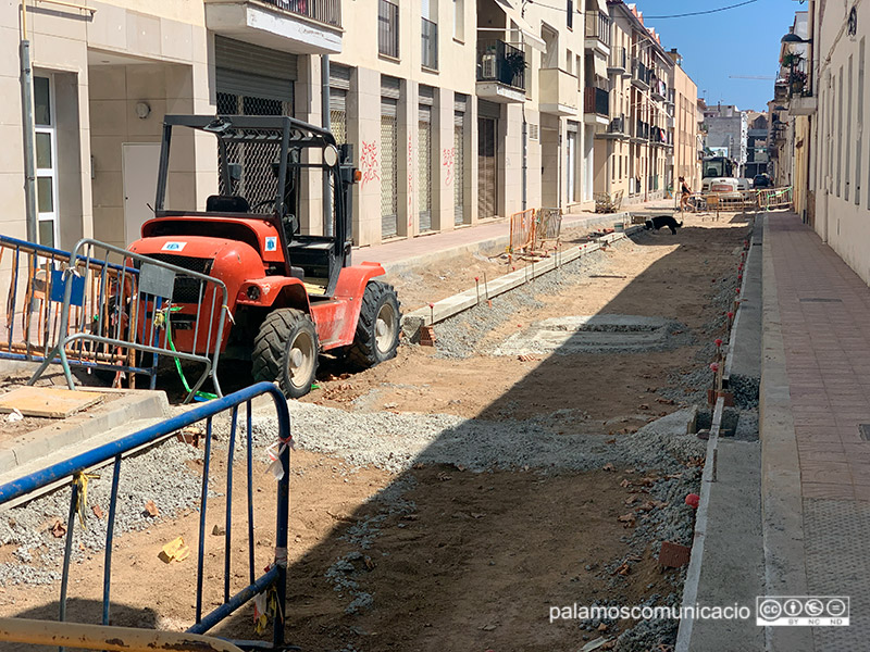 Estat de les obres al carrer de Santa Marta, aquest passat dissabte al migdia.