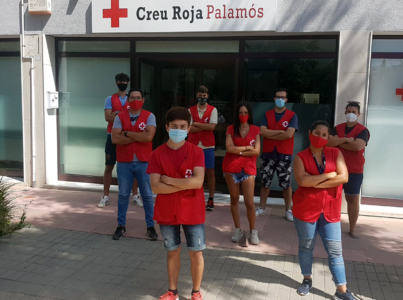 Els vuit nois i noies que fan d'informadors COVID per a Creu Roja Palamós. (Foto: CR Palamós).