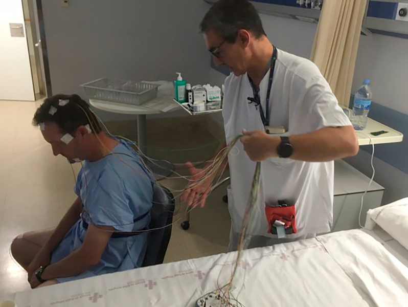 Preparació d'un pacient per passar una nit a la Unitat del Son de l'hospital (Foto: SSIBE).