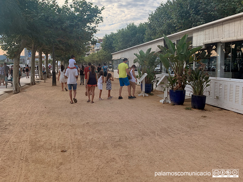 Gent caminant pel Passeig del Mar de Palamós, ahir a la tarda.