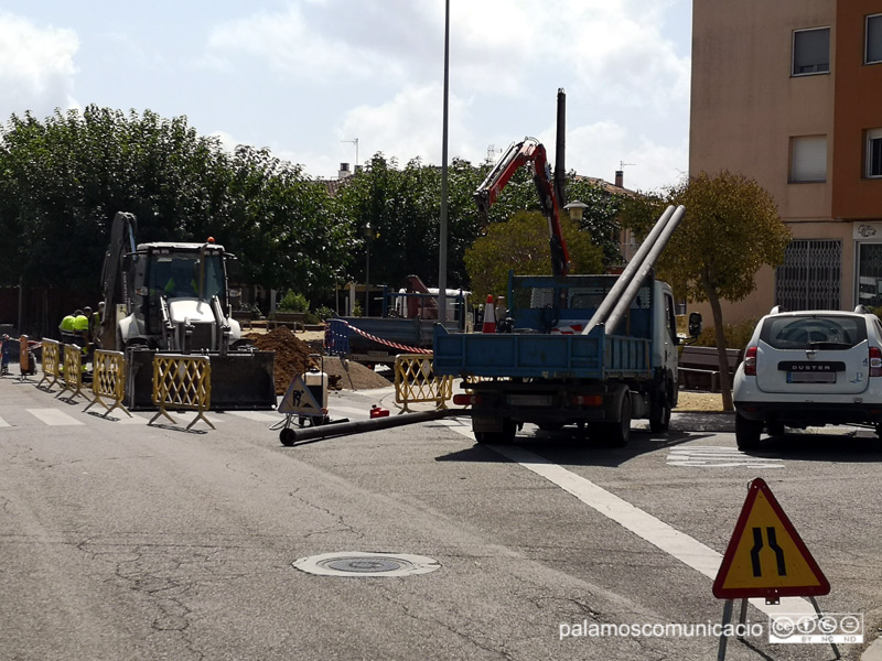 Els operaris treballant aquest migdia a l'avaria que afecta al barri d'Es Pla.