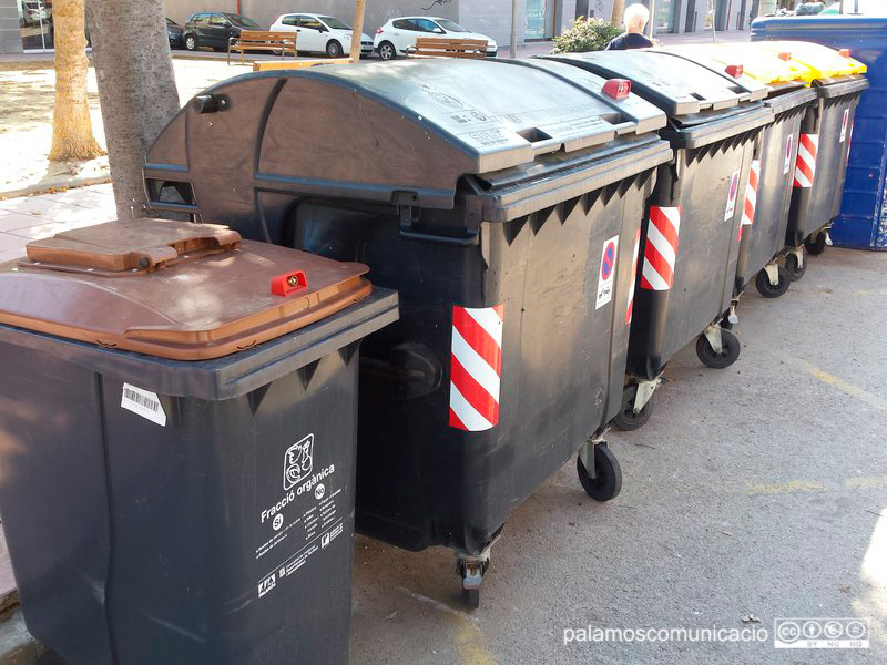 Contenidors d'escombraries en un carrer de Palamós.